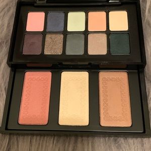 💝Like New Elizabeth Arden Eye and Cheek Palette💝